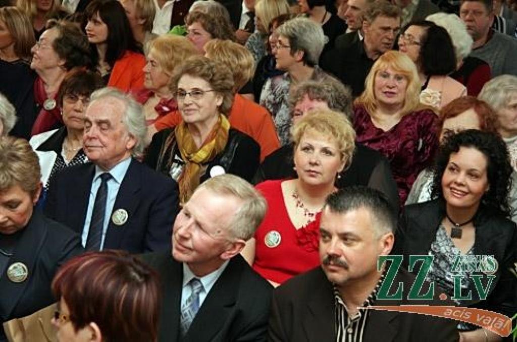 Vairāki simti pedagogu un absolventu sestdien pulcējās Jelgavas 1.Speciālās internātpamatskolas 50 gadu jubilejai veltītajā salidojumā.
Sirsnīgā atmosfērā tikās agrākie kolēģi, absolventi, bet tagadējie skolas audzēkņi sniedza koncertu....