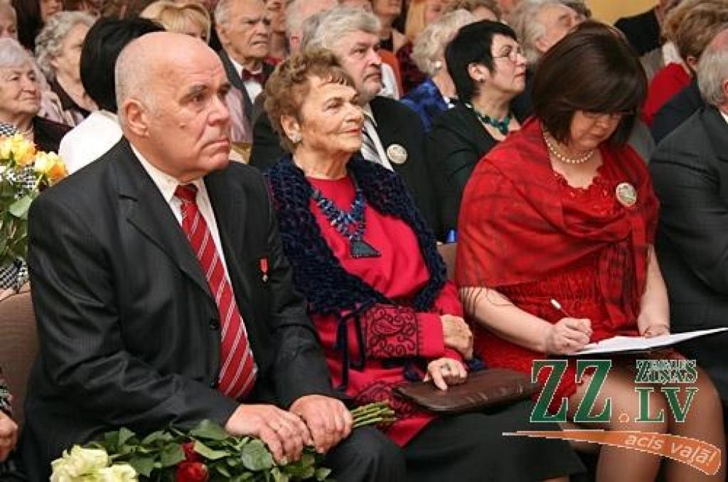 Vairāki simti pedagogu un absolventu sestdien pulcējās Jelgavas 1.Speciālās internātpamatskolas 50 gadu jubilejai veltītajā salidojumā.
Sirsnīgā atmosfērā tikās agrākie kolēģi, absolventi, bet tagadējie skolas audzēkņi sniedza koncertu....