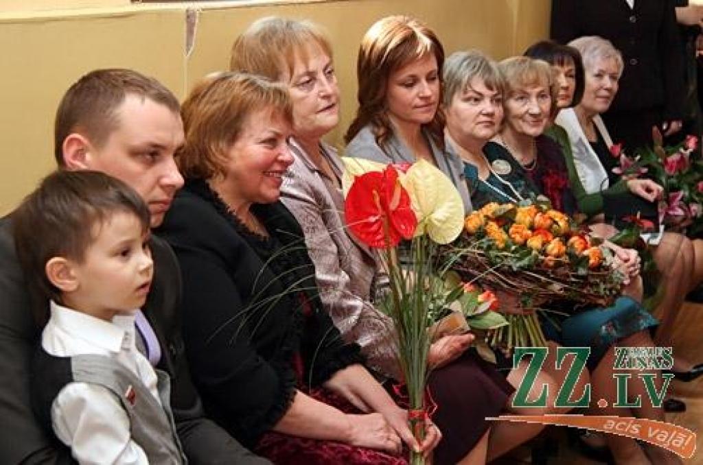 Vairāki simti pedagogu un absolventu sestdien pulcējās Jelgavas 1.Speciālās internātpamatskolas 50 gadu jubilejai veltītajā salidojumā.
Sirsnīgā atmosfērā tikās agrākie kolēģi, absolventi, bet tagadējie skolas audzēkņi sniedza koncertu....