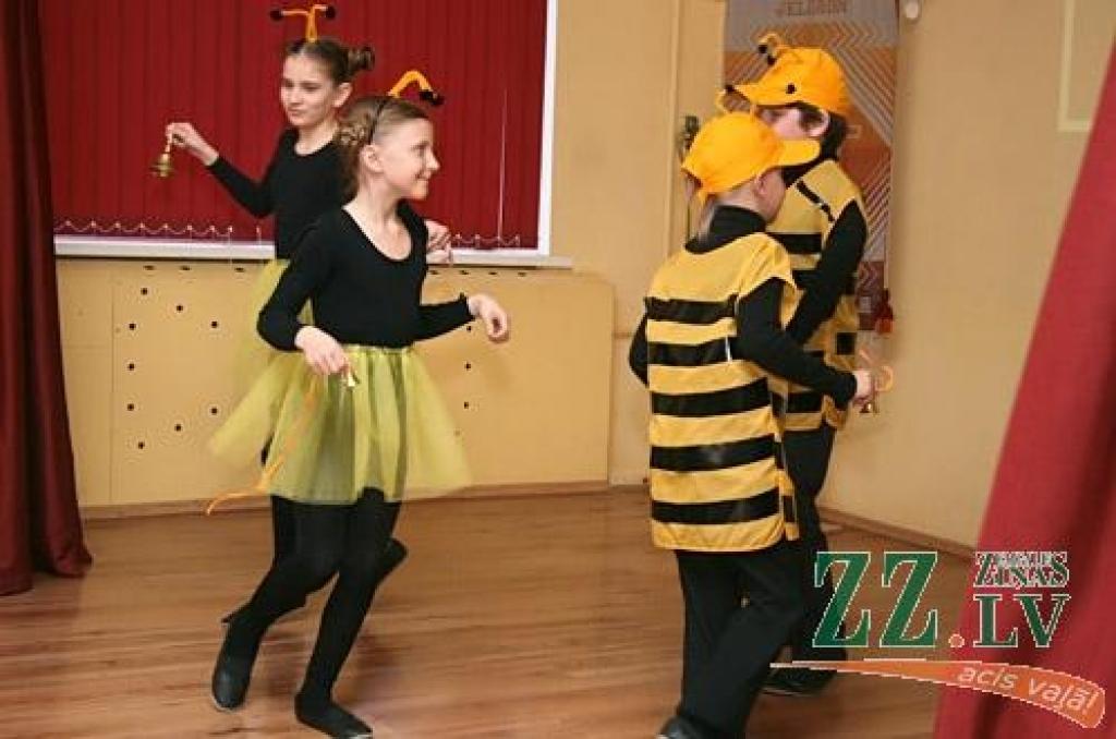 Vairāki simti pedagogu un absolventu sestdien pulcējās Jelgavas 1.Speciālās internātpamatskolas 50 gadu jubilejai veltītajā salidojumā.
Sirsnīgā atmosfērā tikās agrākie kolēģi, absolventi, bet tagadējie skolas audzēkņi sniedza koncertu....