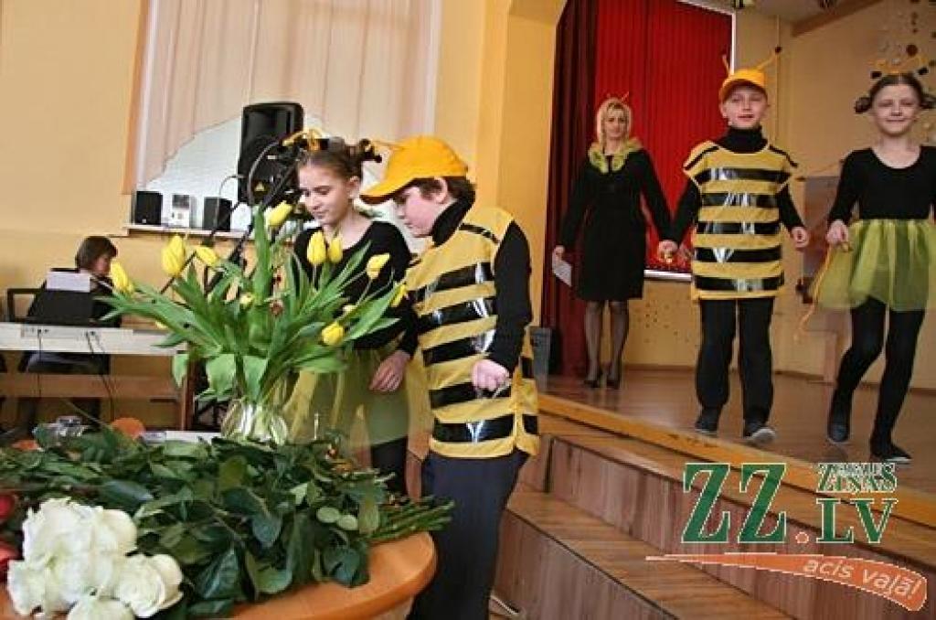 Vairāki simti pedagogu un absolventu sestdien pulcējās Jelgavas 1.Speciālās internātpamatskolas 50 gadu jubilejai veltītajā salidojumā.
Sirsnīgā atmosfērā tikās agrākie kolēģi, absolventi, bet tagadējie skolas audzēkņi sniedza koncertu....