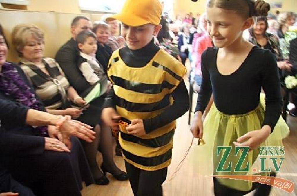 Vairāki simti pedagogu un absolventu sestdien pulcējās Jelgavas 1.Speciālās internātpamatskolas 50 gadu jubilejai veltītajā salidojumā.
Sirsnīgā atmosfērā tikās agrākie kolēģi, absolventi, bet tagadējie skolas audzēkņi sniedza koncertu....