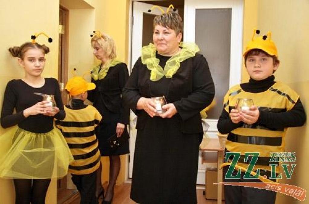 Vairāki simti pedagogu un absolventu sestdien pulcējās Jelgavas 1.Speciālās internātpamatskolas 50 gadu jubilejai veltītajā salidojumā.
Sirsnīgā atmosfērā tikās agrākie kolēģi, absolventi, bet tagadējie skolas audzēkņi sniedza koncertu....