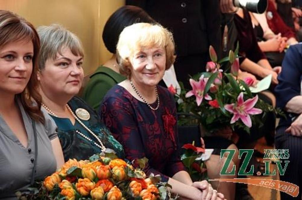 Vairāki simti pedagogu un absolventu sestdien pulcējās Jelgavas 1.Speciālās internātpamatskolas 50 gadu jubilejai veltītajā salidojumā.
Sirsnīgā atmosfērā tikās agrākie kolēģi, absolventi, bet tagadējie skolas audzēkņi sniedza koncertu....