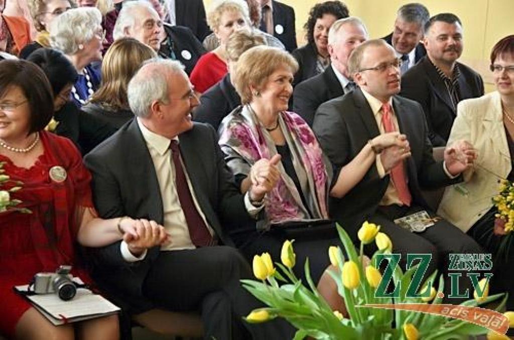 Vairāki simti pedagogu un absolventu sestdien pulcējās Jelgavas 1.Speciālās internātpamatskolas 50 gadu jubilejai veltītajā salidojumā.
Sirsnīgā atmosfērā tikās agrākie kolēģi, absolventi, bet tagadējie skolas audzēkņi sniedza koncertu....