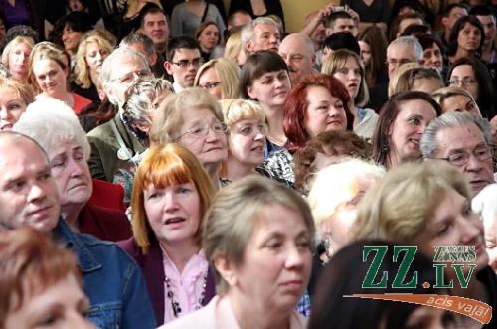 Vairāki simti pedagogu un absolventu sestdien pulcējās Jelgavas 1.Speciālās internātpamatskolas 50 gadu jubilejai veltītajā salidojumā.
Sirsnīgā atmosfērā tikās agrākie kolēģi, absolventi, bet tagadējie skolas audzēkņi sniedza koncertu....