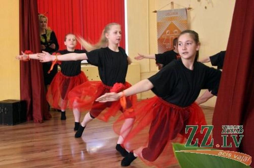 Vairāki simti pedagogu un absolventu sestdien pulcējās Jelgavas 1.Speciālās internātpamatskolas 50 gadu jubilejai veltītajā salidojumā.
Sirsnīgā atmosfērā tikās agrākie kolēģi, absolventi, bet tagadējie skolas audzēkņi sniedza koncertu....