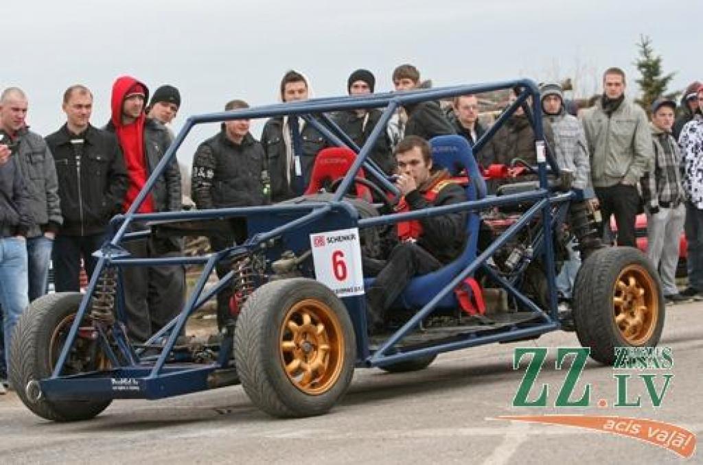 Lai parādītu savu un tehnikas varēšanu, papildināt adrenalīna devu un vienkārši atpūsties, «mehi» savas fakultātes svētkos pulcējas sporta un atpūtas kompleksā «Rullītis». Trasē notiek sacensības dragreisā un citos tradicionālos un mazāk...