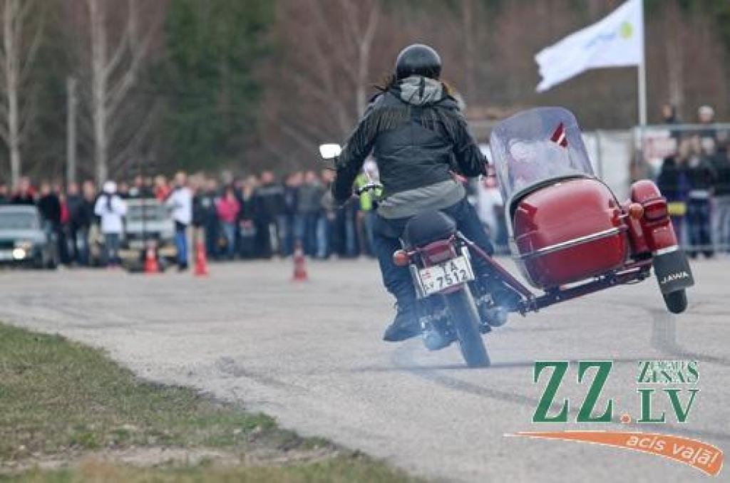 Lai parādītu savu un tehnikas varēšanu, papildināt adrenalīna devu un vienkārši atpūsties, «mehi» savas fakultātes svētkos pulcējas sporta un atpūtas kompleksā «Rullītis». Trasē notiek sacensības dragreisā un citos tradicionālos un mazāk...