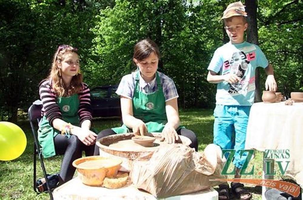 Vairāk nekā 1000 jauno dziedātāju, dejotāju un citu interešu izglītības pulciņu dalībnieku no Jelgavas un Ozolnieku novadiem 27.maijā Elejas muižas parkā svinēja Bērnu svētkus.
Bērnu svētki ir kārtējā mācību gada noslēguma pasākums, un...