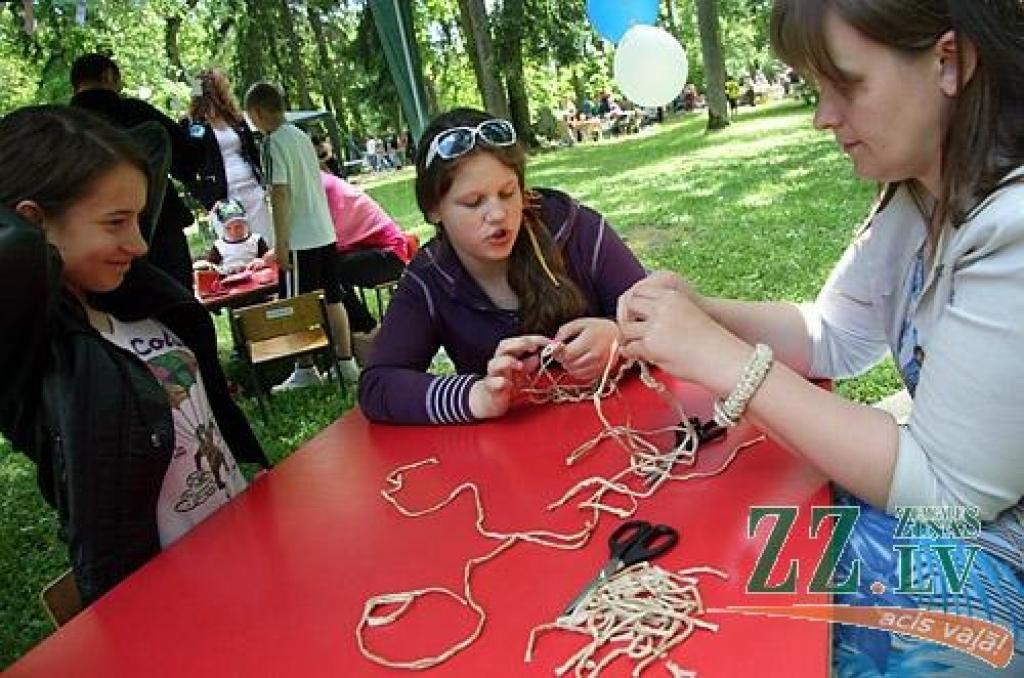 Vairāk nekā 1000 jauno dziedātāju, dejotāju un citu interešu izglītības pulciņu dalībnieku no Jelgavas un Ozolnieku novadiem 27.maijā Elejas muižas parkā svinēja Bērnu svētkus.
Bērnu svētki ir kārtējā mācību gada noslēguma pasākums, un...