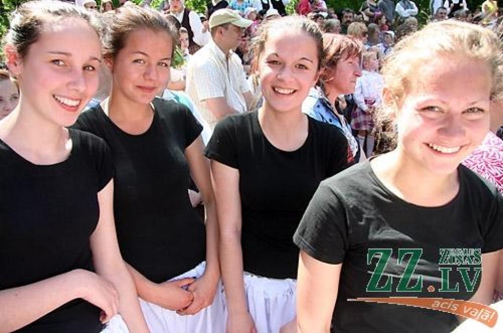 Vairāk nekā 1000 jauno dziedātāju, dejotāju un citu interešu izglītības pulciņu dalībnieku no Jelgavas un Ozolnieku novadiem 27.maijā Elejas muižas parkā svinēja Bērnu svētkus.
Bērnu svētki ir kārtējā mācību gada noslēguma pasākums, un...
