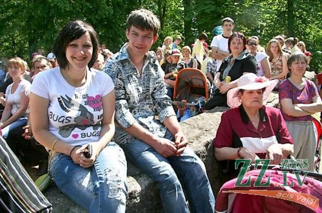 Vairāk nekā 1000 jauno dziedātāju, dejotāju un citu interešu izglītības pulciņu dalībnieku no Jelgavas un Ozolnieku novadiem 27.maijā Elejas muižas parkā svinēja Bērnu svētkus.
Bērnu svētki ir kārtējā mācību gada noslēguma pasākums, un...