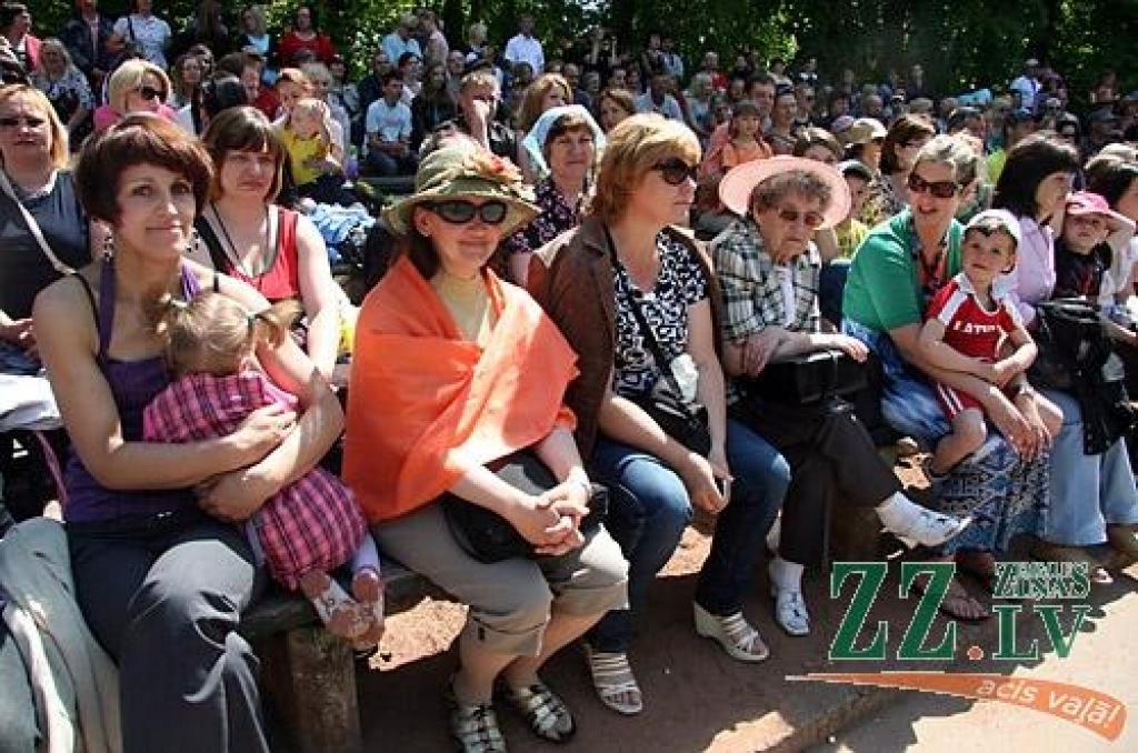 Vairāk nekā 1000 jauno dziedātāju, dejotāju un citu interešu izglītības pulciņu dalībnieku no Jelgavas un Ozolnieku novadiem 27.maijā Elejas muižas parkā svinēja Bērnu svētkus.
Bērnu svētki ir kārtējā mācību gada noslēguma pasākums, un...