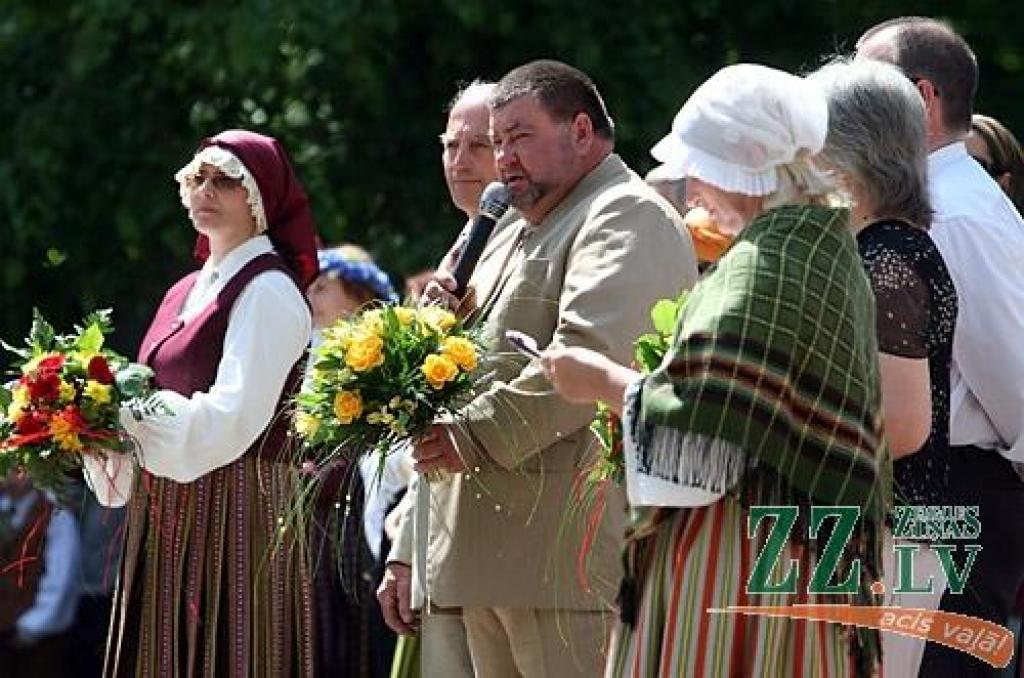 Vairāk nekā 1000 jauno dziedātāju, dejotāju un citu interešu izglītības pulciņu dalībnieku no Jelgavas un Ozolnieku novadiem 27.maijā Elejas muižas parkā svinēja Bērnu svētkus.
Bērnu svētki ir kārtējā mācību gada noslēguma pasākums, un...
