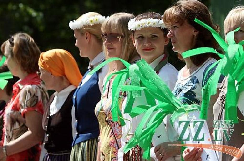 Vairāk nekā 1000 jauno dziedātāju, dejotāju un citu interešu izglītības pulciņu dalībnieku no Jelgavas un Ozolnieku novadiem 27.maijā Elejas muižas parkā svinēja Bērnu svētkus.
Bērnu svētki ir kārtējā mācību gada noslēguma pasākums, un...