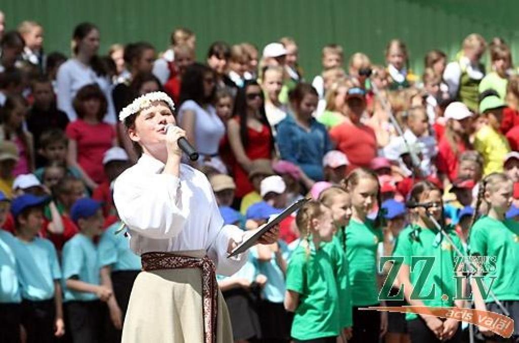 Vairāk nekā 1000 jauno dziedātāju, dejotāju un citu interešu izglītības pulciņu dalībnieku no Jelgavas un Ozolnieku novadiem 27.maijā Elejas muižas parkā svinēja Bērnu svētkus.
Bērnu svētki ir kārtējā mācību gada noslēguma pasākums, un...