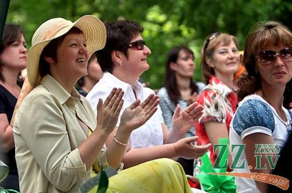 Vairāk nekā 1000 jauno dziedātāju, dejotāju un citu interešu izglītības pulciņu dalībnieku no Jelgavas un Ozolnieku novadiem 27.maijā Elejas muižas parkā svinēja Bērnu svētkus.
Bērnu svētki ir kārtējā mācību gada noslēguma pasākums, un...