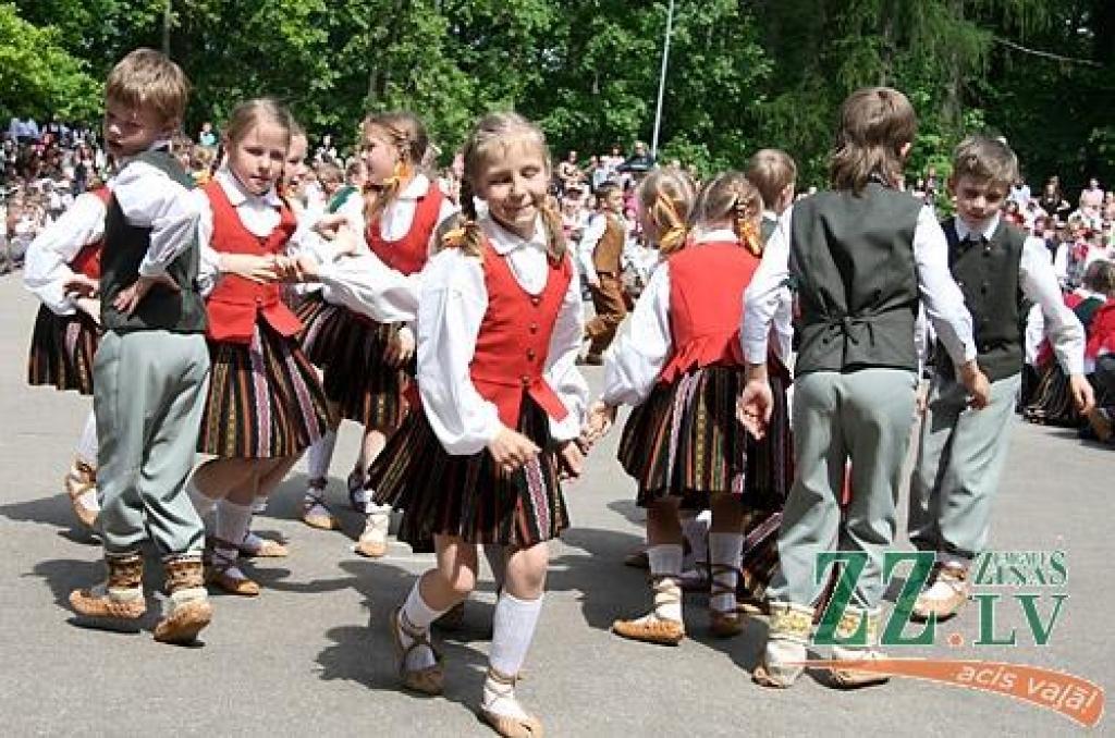 Vairāk nekā 1000 jauno dziedātāju, dejotāju un citu interešu izglītības pulciņu dalībnieku no Jelgavas un Ozolnieku novadiem 27.maijā Elejas muižas parkā svinēja Bērnu svētkus.
Bērnu svētki ir kārtējā mācību gada noslēguma pasākums, un...
