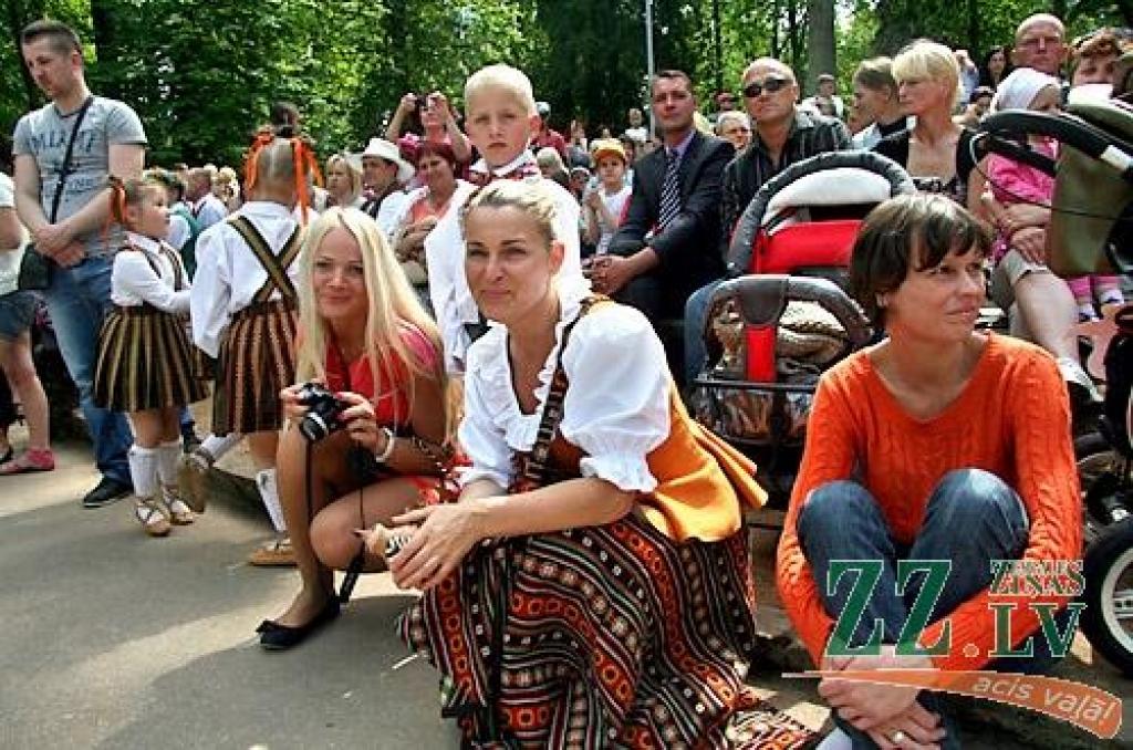 Vairāk nekā 1000 jauno dziedātāju, dejotāju un citu interešu izglītības pulciņu dalībnieku no Jelgavas un Ozolnieku novadiem 27.maijā Elejas muižas parkā svinēja Bērnu svētkus.
Bērnu svētki ir kārtējā mācību gada noslēguma pasākums, un...