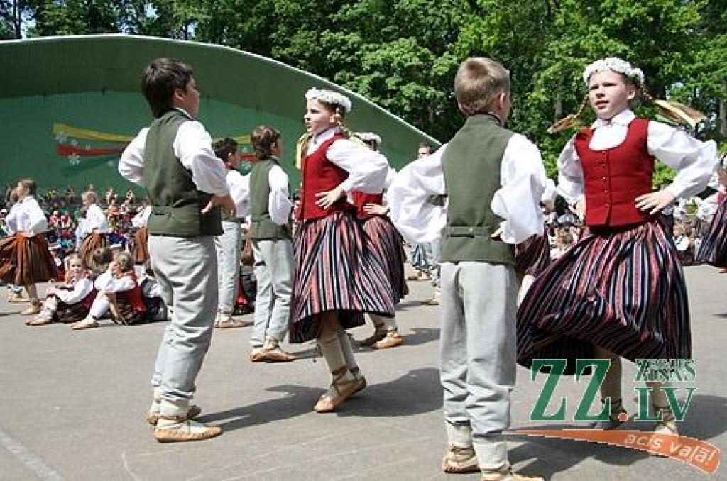 Vairāk nekā 1000 jauno dziedātāju, dejotāju un citu interešu izglītības pulciņu dalībnieku no Jelgavas un Ozolnieku novadiem 27.maijā Elejas muižas parkā svinēja Bērnu svētkus.
Bērnu svētki ir kārtējā mācību gada noslēguma pasākums, un...