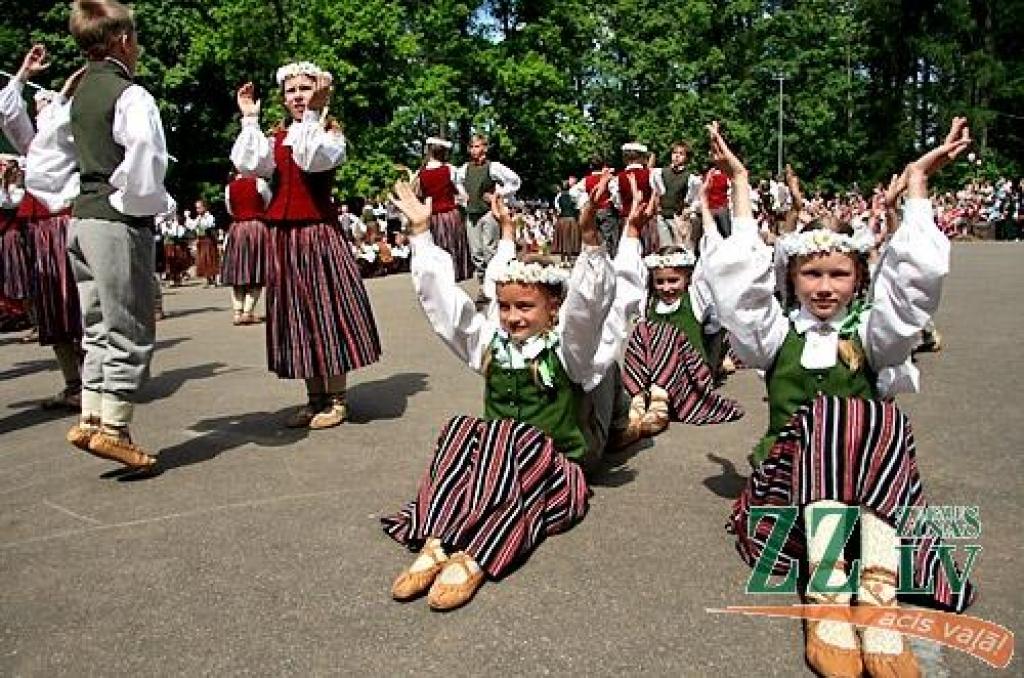 Vairāk nekā 1000 jauno dziedātāju, dejotāju un citu interešu izglītības pulciņu dalībnieku no Jelgavas un Ozolnieku novadiem 27.maijā Elejas muižas parkā svinēja Bērnu svētkus.
Bērnu svētki ir kārtējā mācību gada noslēguma pasākums, un...