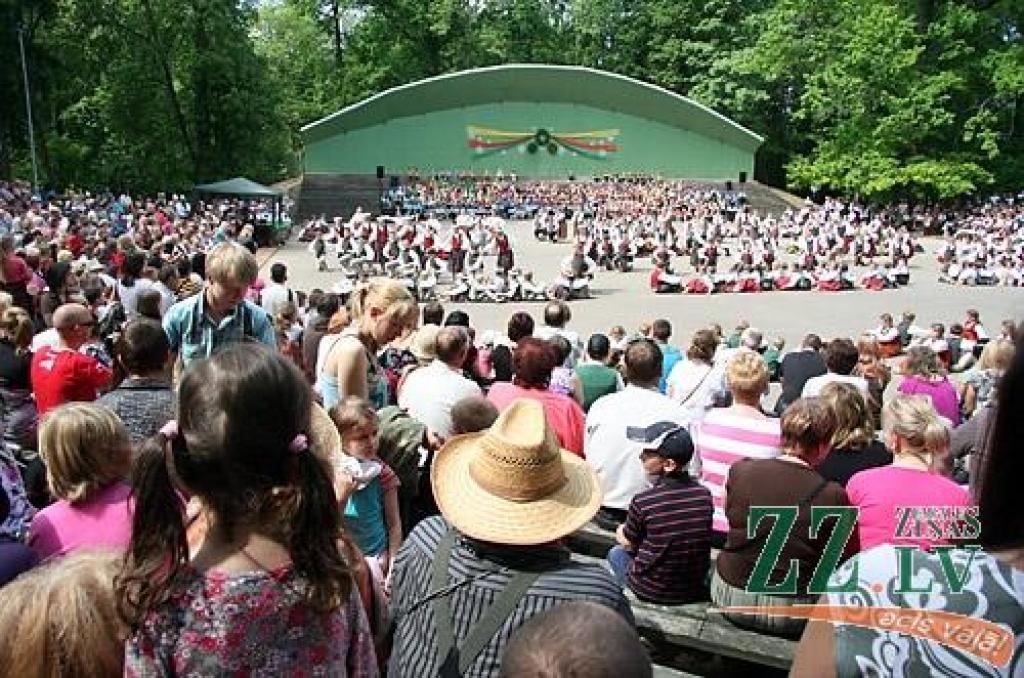 Vairāk nekā 1000 jauno dziedātāju, dejotāju un citu interešu izglītības pulciņu dalībnieku no Jelgavas un Ozolnieku novadiem 27.maijā Elejas muižas parkā svinēja Bērnu svētkus.
Bērnu svētki ir kārtējā mācību gada noslēguma pasākums, un...