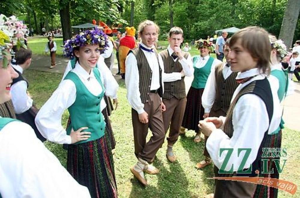 Vairāk nekā 1000 jauno dziedātāju, dejotāju un citu interešu izglītības pulciņu dalībnieku no Jelgavas un Ozolnieku novadiem 27.maijā Elejas muižas parkā svinēja Bērnu svētkus.
Bērnu svētki ir kārtējā mācību gada noslēguma pasākums, un...