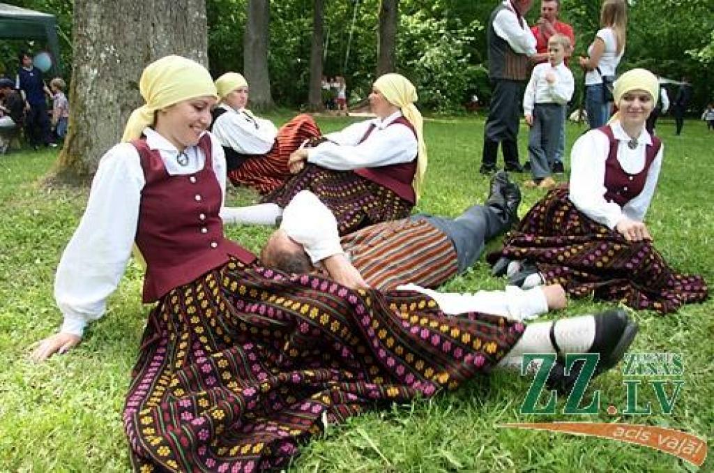 Vairāk nekā 1000 jauno dziedātāju, dejotāju un citu interešu izglītības pulciņu dalībnieku no Jelgavas un Ozolnieku novadiem 27.maijā Elejas muižas parkā svinēja Bērnu svētkus.
Bērnu svētki ir kārtējā mācību gada noslēguma pasākums, un...