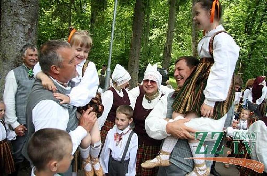 Vairāk nekā 1000 jauno dziedātāju, dejotāju un citu interešu izglītības pulciņu dalībnieku no Jelgavas un Ozolnieku novadiem 27.maijā Elejas muižas parkā svinēja Bērnu svētkus.
Bērnu svētki ir kārtējā mācību gada noslēguma pasākums, un...