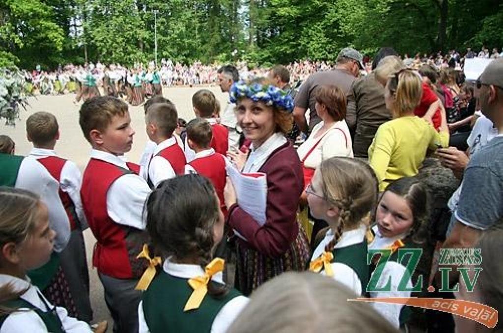 Vairāk nekā 1000 jauno dziedātāju, dejotāju un citu interešu izglītības pulciņu dalībnieku no Jelgavas un Ozolnieku novadiem 27.maijā Elejas muižas parkā svinēja Bērnu svētkus.
Bērnu svētki ir kārtējā mācību gada noslēguma pasākums, un...