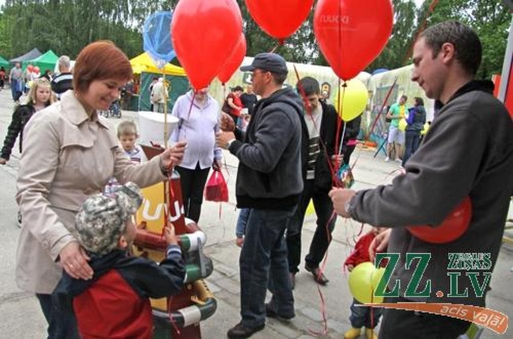 Ar tradicionālo Amatu tirgu Jelgavas centrā sestdien turpinājās Pilsētas svētki. Šoreiz dažādu nozaru amtbniecības izstrādājumi bija pārstāvēti kuplā skaitā – 134 stendos, bez tam bija sarīkotas vairākas reklāmas akcijas. Vairāku stendu...