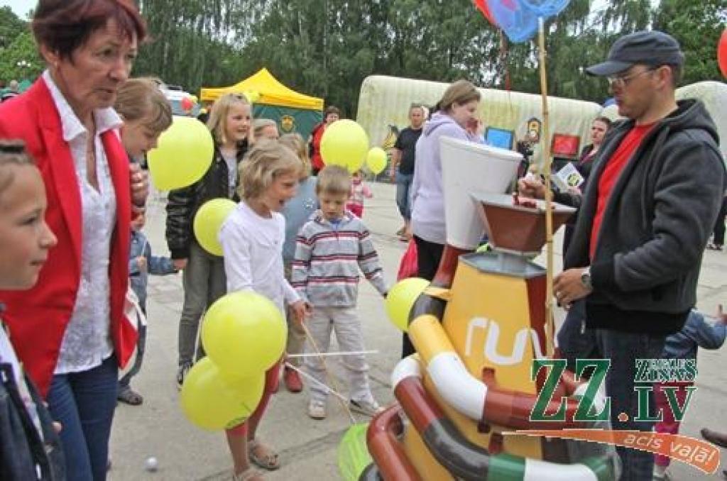 Ar tradicionālo Amatu tirgu Jelgavas centrā sestdien turpinājās Pilsētas svētki. Šoreiz dažādu nozaru amtbniecības izstrādājumi bija pārstāvēti kuplā skaitā – 134 stendos, bez tam bija sarīkotas vairākas reklāmas akcijas. Vairāku stendu...