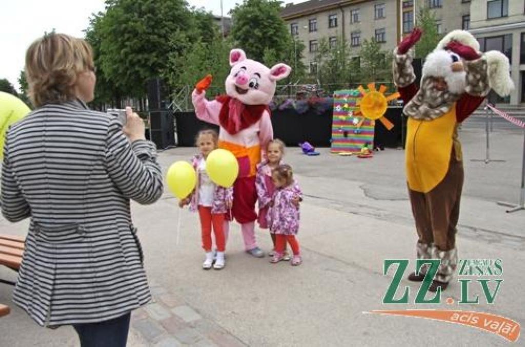 Ar tradicionālo Amatu tirgu Jelgavas centrā sestdien turpinājās Pilsētas svētki. Šoreiz dažādu nozaru amtbniecības izstrādājumi bija pārstāvēti kuplā skaitā – 134 stendos, bez tam bija sarīkotas vairākas reklāmas akcijas. Vairāku stendu...
