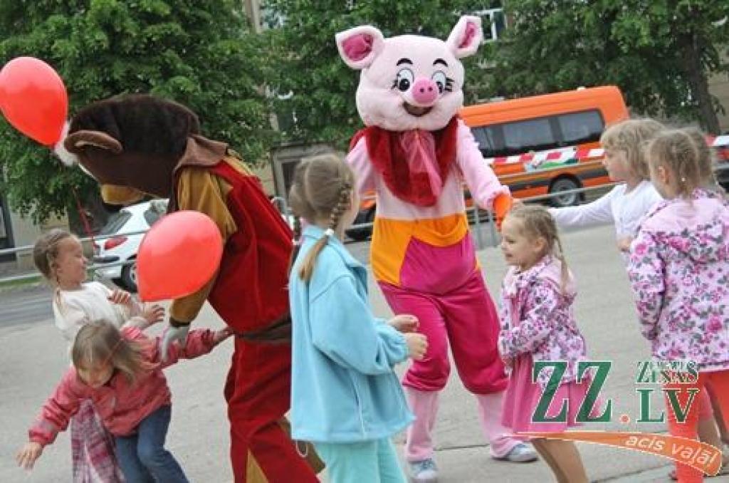 Ar tradicionālo Amatu tirgu Jelgavas centrā sestdien turpinājās Pilsētas svētki. Šoreiz dažādu nozaru amtbniecības izstrādājumi bija pārstāvēti kuplā skaitā – 134 stendos, bez tam bija sarīkotas vairākas reklāmas akcijas. Vairāku stendu...