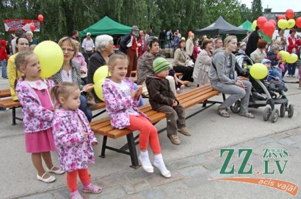 Ar tradicionālo Amatu tirgu Jelgavas centrā sestdien turpinājās Pilsētas svētki. Šoreiz dažādu nozaru amtbniecības izstrādājumi bija pārstāvēti kuplā skaitā – 134 stendos, bez tam bija sarīkotas vairākas reklāmas akcijas. Vairāku stendu...