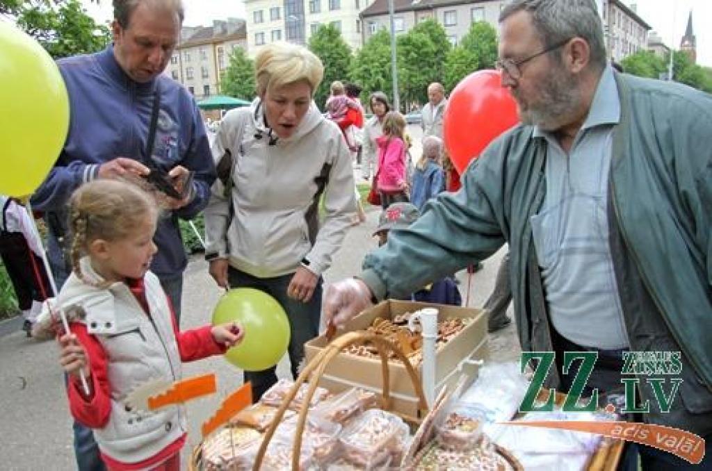 Ar tradicionālo Amatu tirgu Jelgavas centrā sestdien turpinājās Pilsētas svētki. Šoreiz dažādu nozaru amtbniecības izstrādājumi bija pārstāvēti kuplā skaitā – 134 stendos, bez tam bija sarīkotas vairākas reklāmas akcijas. Vairāku stendu...