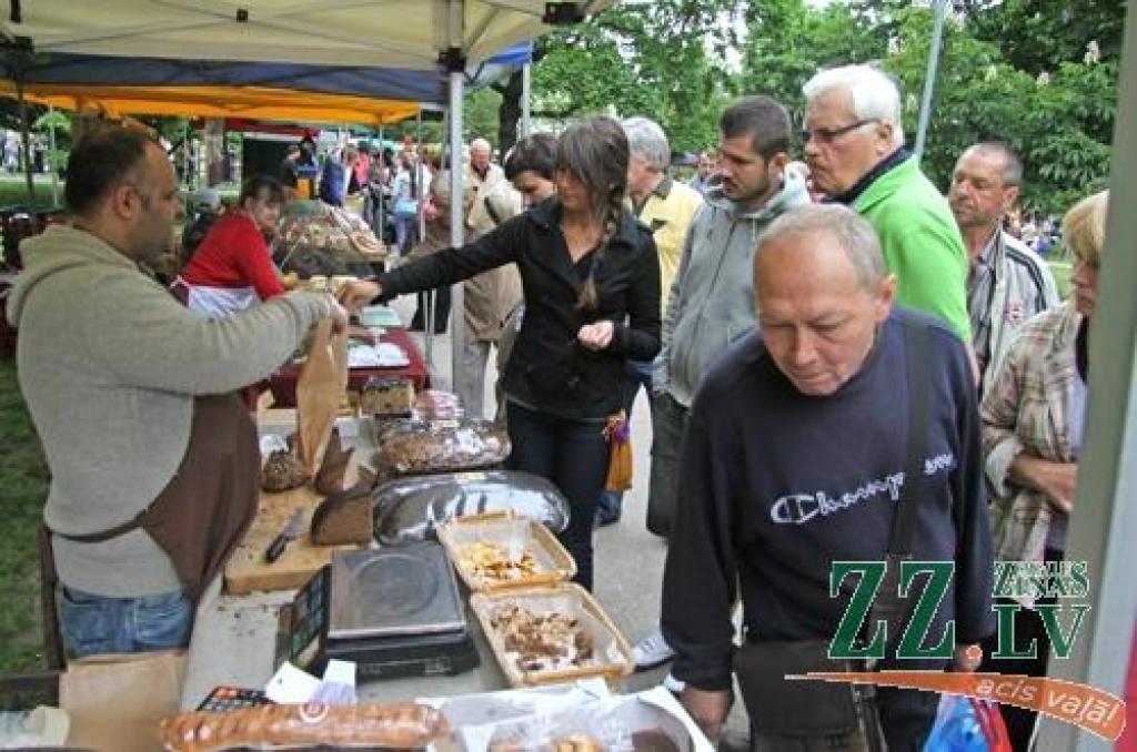 Ar tradicionālo Amatu tirgu Jelgavas centrā sestdien turpinājās Pilsētas svētki. Šoreiz dažādu nozaru amtbniecības izstrādājumi bija pārstāvēti kuplā skaitā – 134 stendos, bez tam bija sarīkotas vairākas reklāmas akcijas. Vairāku stendu...