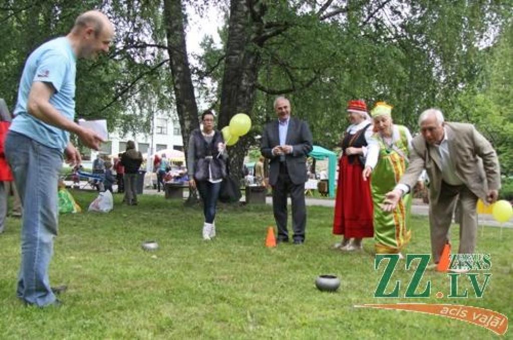 Ar tradicionālo Amatu tirgu Jelgavas centrā sestdien turpinājās Pilsētas svētki. Šoreiz dažādu nozaru amtbniecības izstrādājumi bija pārstāvēti kuplā skaitā – 134 stendos, bez tam bija sarīkotas vairākas reklāmas akcijas. Vairāku stendu...