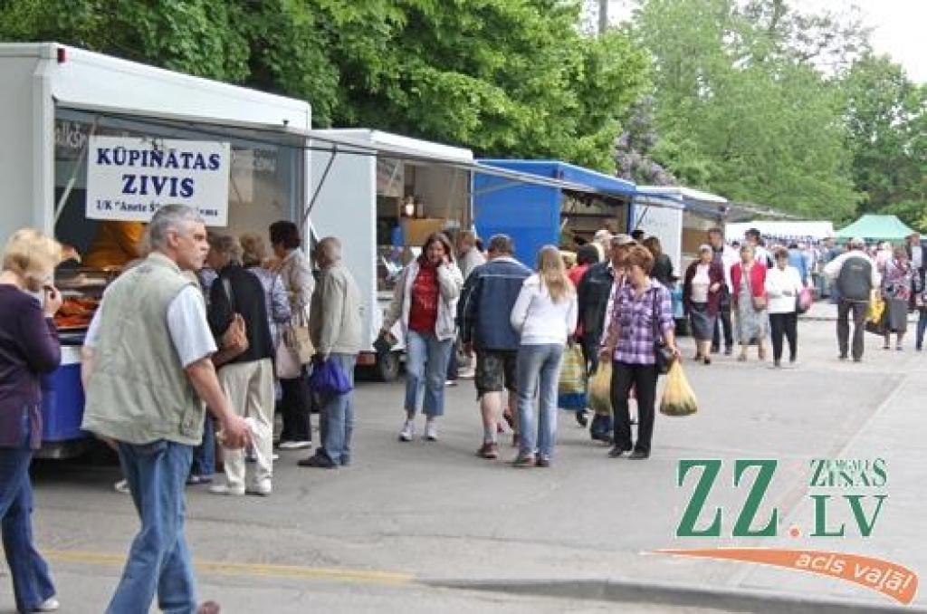 Ar tradicionālo Amatu tirgu Jelgavas centrā sestdien turpinājās Pilsētas svētki. Šoreiz dažādu nozaru amtbniecības izstrādājumi bija pārstāvēti kuplā skaitā – 134 stendos, bez tam bija sarīkotas vairākas reklāmas akcijas. Vairāku stendu...