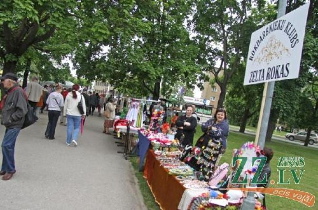 Ar tradicionālo Amatu tirgu Jelgavas centrā sestdien turpinājās Pilsētas svētki. Šoreiz dažādu nozaru amtbniecības izstrādājumi bija pārstāvēti kuplā skaitā – 134 stendos, bez tam bija sarīkotas vairākas reklāmas akcijas. Vairāku stendu...