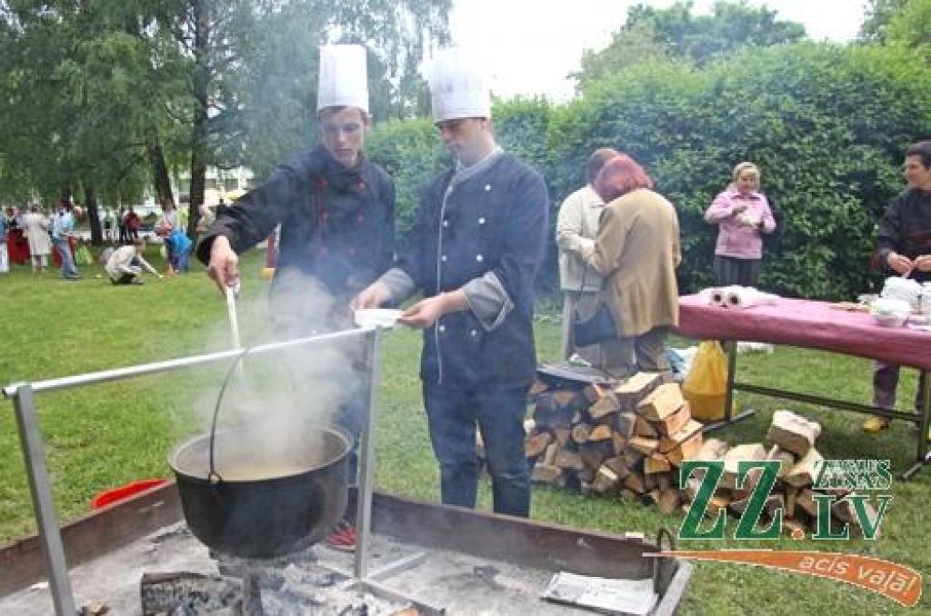 Ar tradicionālo Amatu tirgu Jelgavas centrā sestdien turpinājās Pilsētas svētki. Šoreiz dažādu nozaru amtbniecības izstrādājumi bija pārstāvēti kuplā skaitā – 134 stendos, bez tam bija sarīkotas vairākas reklāmas akcijas. Vairāku stendu...