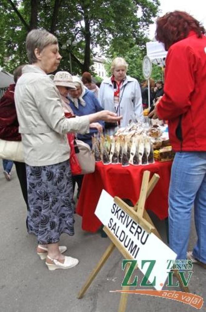 Ar tradicionālo Amatu tirgu Jelgavas centrā sestdien turpinājās Pilsētas svētki. Šoreiz dažādu nozaru amtbniecības izstrādājumi bija pārstāvēti kuplā skaitā – 134 stendos, bez tam bija sarīkotas vairākas reklāmas akcijas. Vairāku stendu...