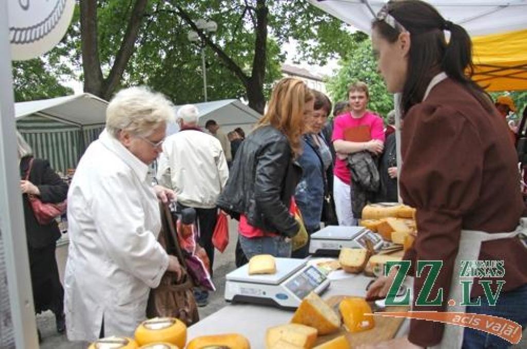 Ar tradicionālo Amatu tirgu Jelgavas centrā sestdien turpinājās Pilsētas svētki. Šoreiz dažādu nozaru amtbniecības izstrādājumi bija pārstāvēti kuplā skaitā – 134 stendos, bez tam bija sarīkotas vairākas reklāmas akcijas. Vairāku stendu...