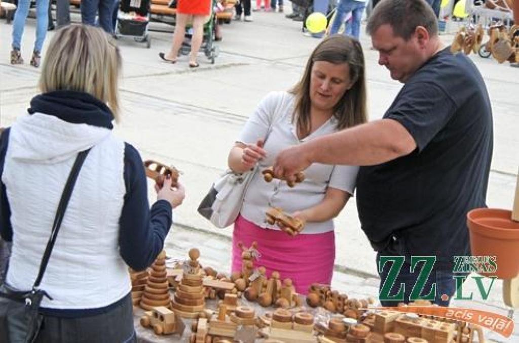 Ar tradicionālo Amatu tirgu Jelgavas centrā sestdien turpinājās Pilsētas svētki. Šoreiz dažādu nozaru amtbniecības izstrādājumi bija pārstāvēti kuplā skaitā – 134 stendos, bez tam bija sarīkotas vairākas reklāmas akcijas. Vairāku stendu...