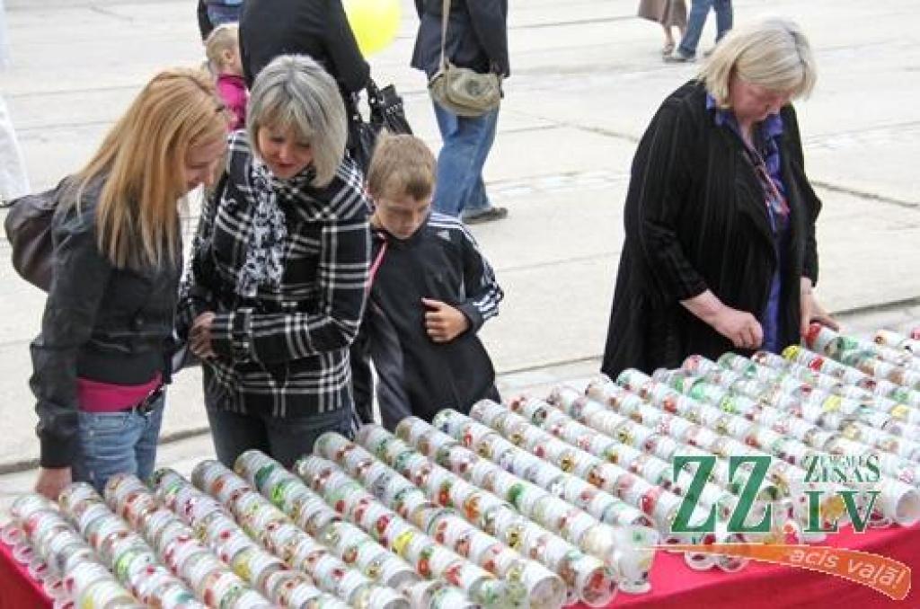 Ar tradicionālo Amatu tirgu Jelgavas centrā sestdien turpinājās Pilsētas svētki. Šoreiz dažādu nozaru amtbniecības izstrādājumi bija pārstāvēti kuplā skaitā – 134 stendos, bez tam bija sarīkotas vairākas reklāmas akcijas. Vairāku stendu...