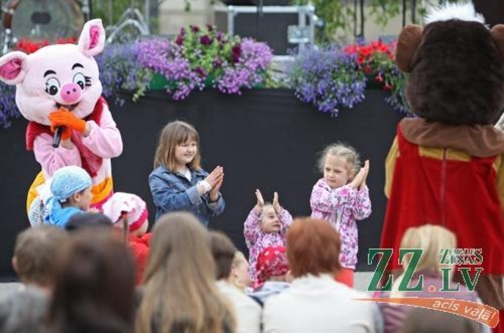 Ar tradicionālo Amatu tirgu Jelgavas centrā sestdien turpinājās Pilsētas svētki. Šoreiz dažādu nozaru amtbniecības izstrādājumi bija pārstāvēti kuplā skaitā – 134 stendos, bez tam bija sarīkotas vairākas reklāmas akcijas. Vairāku stendu...