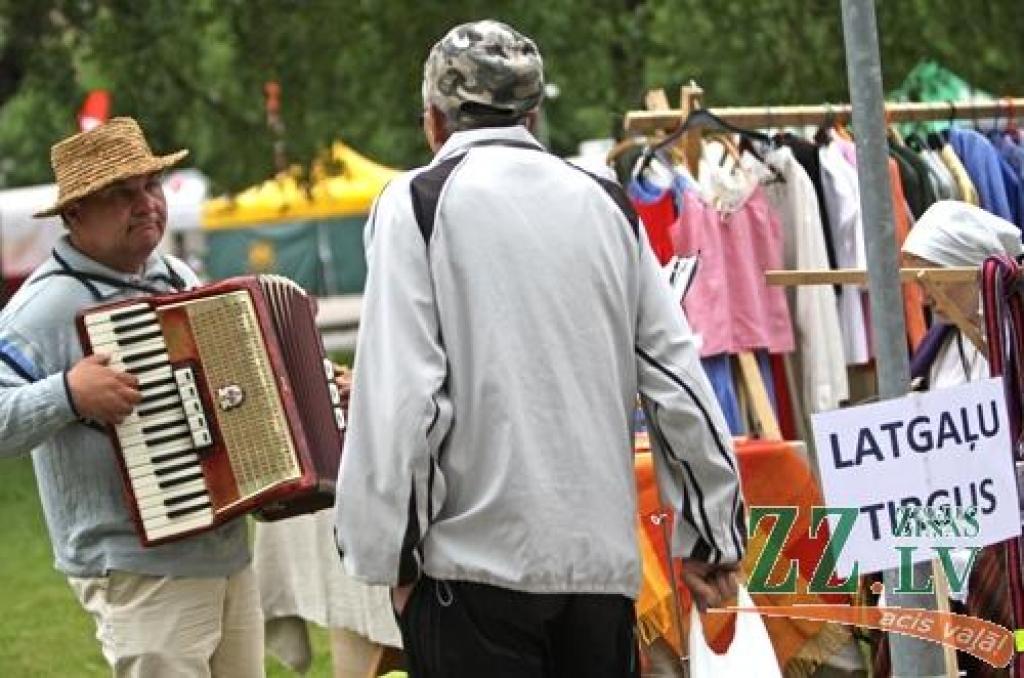 Ar tradicionālo Amatu tirgu Jelgavas centrā sestdien turpinājās Pilsētas svētki. Šoreiz dažādu nozaru amtbniecības izstrādājumi bija pārstāvēti kuplā skaitā – 134 stendos, bez tam bija sarīkotas vairākas reklāmas akcijas. Vairāku stendu...