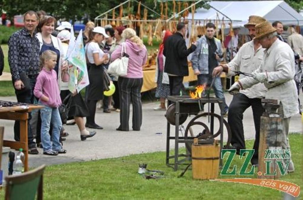 Ar tradicionālo Amatu tirgu Jelgavas centrā sestdien turpinājās Pilsētas svētki. Šoreiz dažādu nozaru amtbniecības izstrādājumi bija pārstāvēti kuplā skaitā – 134 stendos, bez tam bija sarīkotas vairākas reklāmas akcijas. Vairāku stendu...