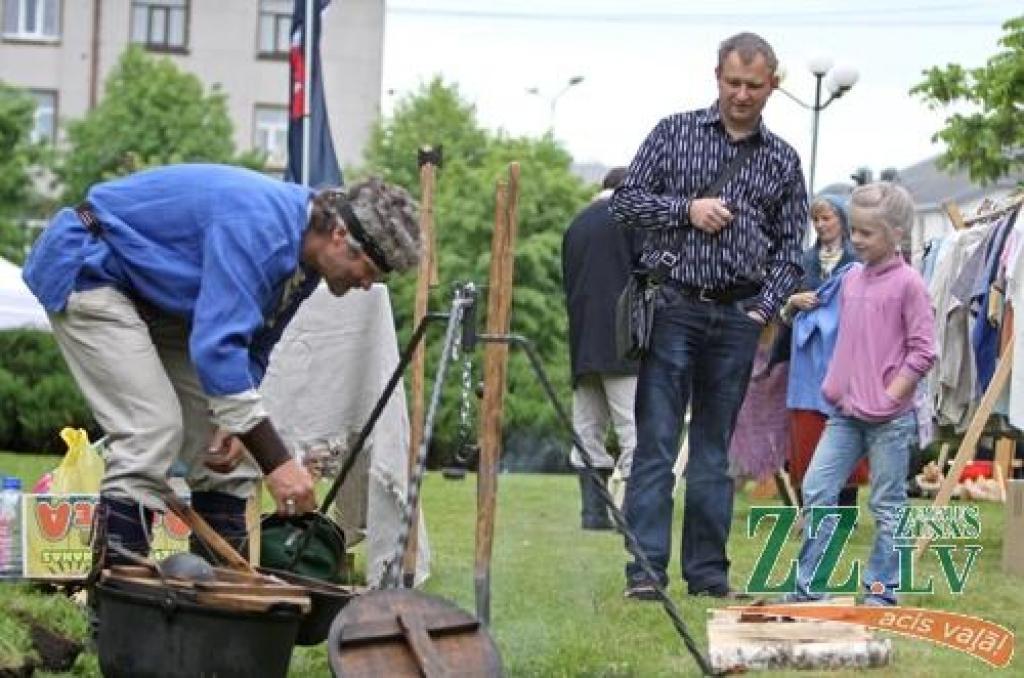 Ar tradicionālo Amatu tirgu Jelgavas centrā sestdien turpinājās Pilsētas svētki. Šoreiz dažādu nozaru amtbniecības izstrādājumi bija pārstāvēti kuplā skaitā – 134 stendos, bez tam bija sarīkotas vairākas reklāmas akcijas. Vairāku stendu...